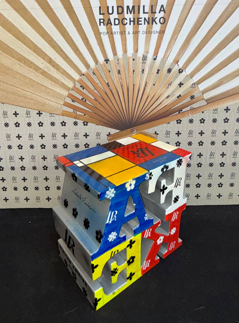 FAKE, scultura in plastica riciclata 50x50x30 cm, Art Reborn