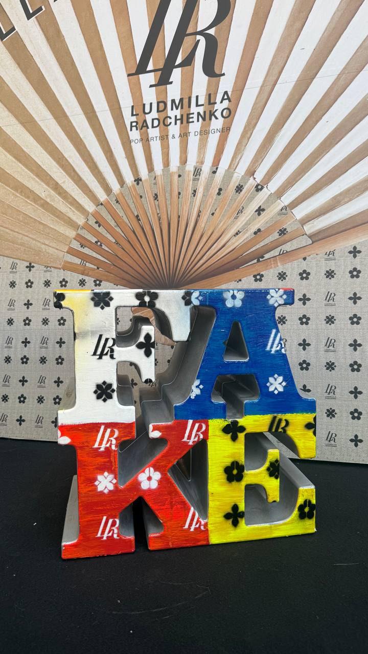FAKE, scultura in plastica riciclata 50x50x30 cm, Art Reborn