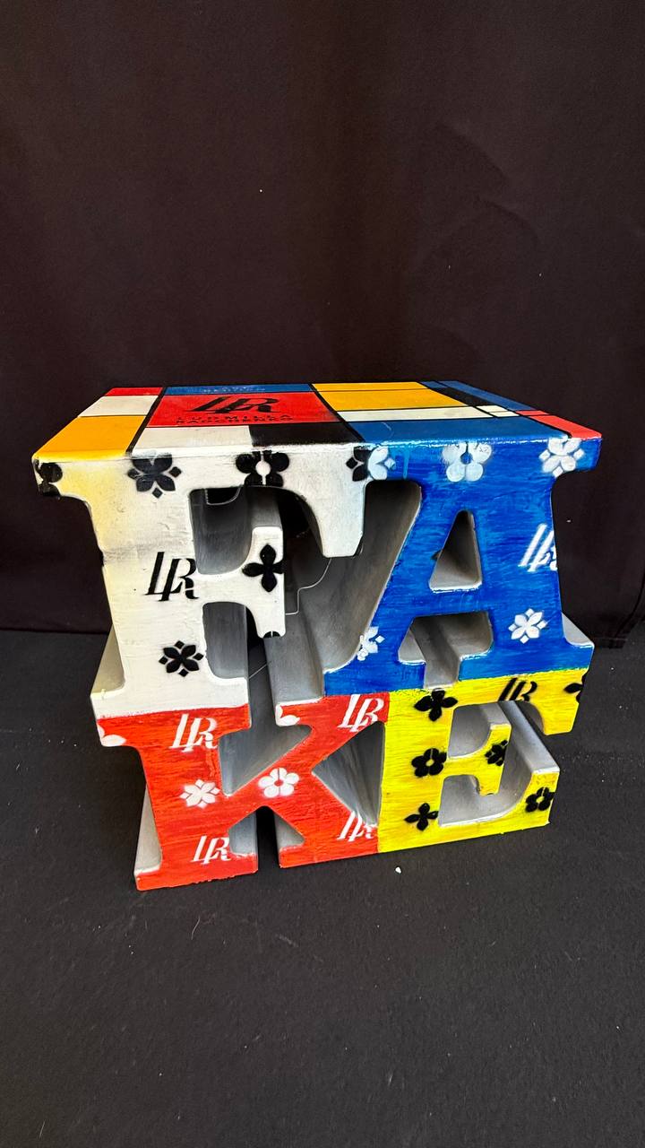 FAKE, scultura in plastica riciclata 50x50x30 cm, Art Reborn