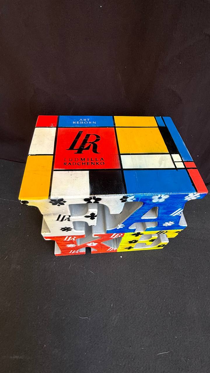 FAKE, scultura in plastica riciclata 50x50x30 cm, Art Reborn