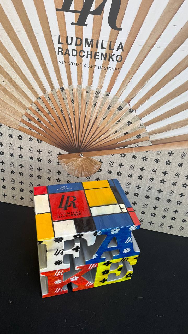 FAKE, scultura in plastica riciclata 50x50x30 cm, Art Reborn