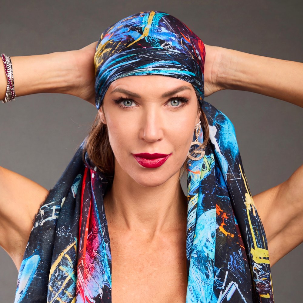 Ludmilla Radchenko con il foulard FullArt